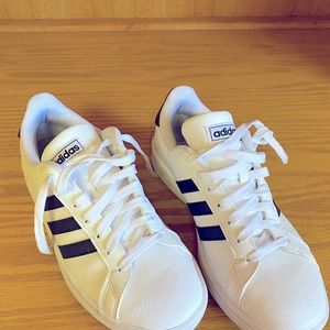 Adidas Women’s White leather-like runners sz 7.  Black & white. Grand Court.